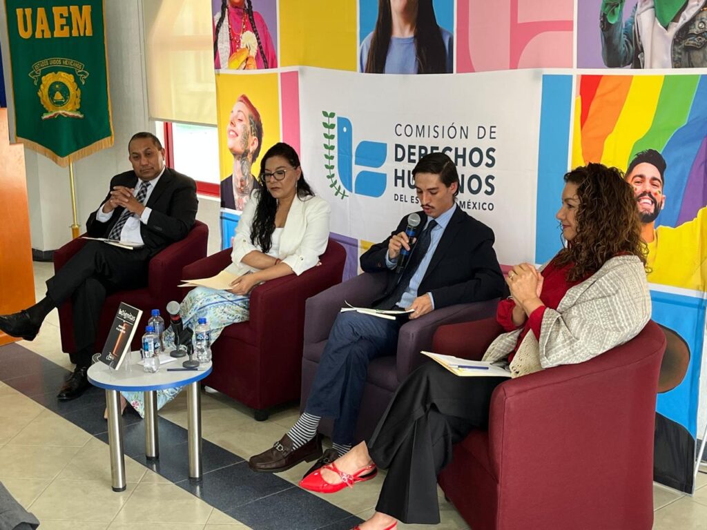 Autoridades de CODHEM presentan la revista Dignitas a estudiantes del Instituto Franco Inglés.