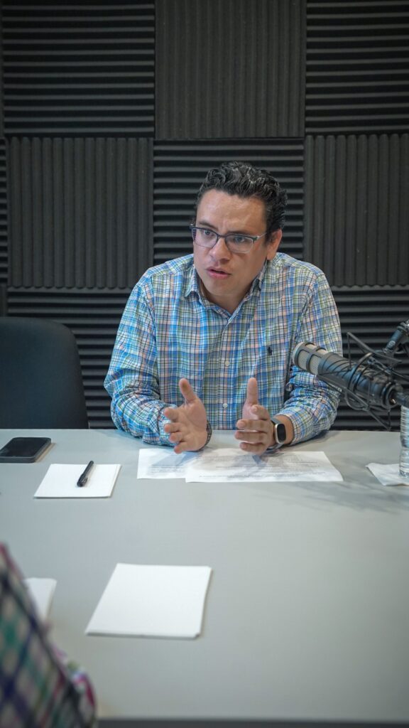 Dr. Bernardo Jorge Almaraz Calderón presenta el número 31 de la revista Diálogos en DH en la CODHEM.