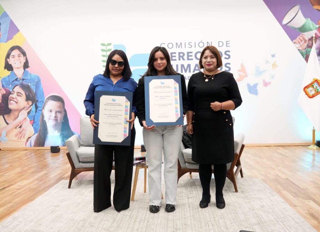 Carmen Sánchez y Ximena Reyes reciben su reconocimiento de participación en la CODHEM.