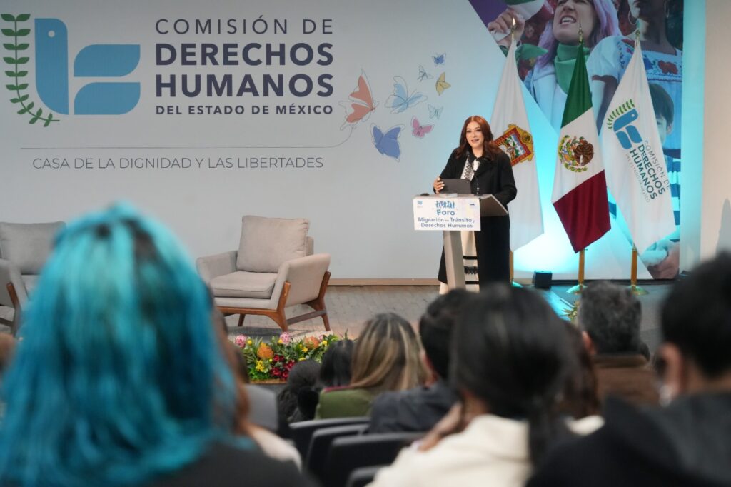 La presidenta de la CODHEM, Myrna Araceli García Morón, participa activamente durante una de las ponencias del foro