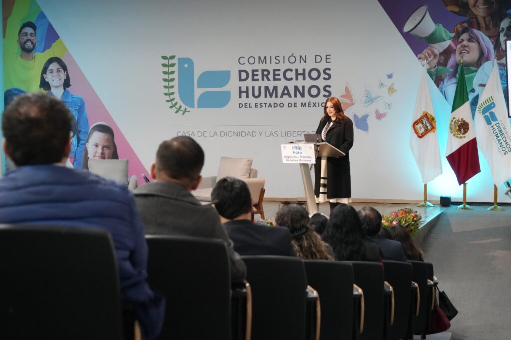 La presidenta de la CODHEM, Myrna Araceli García Morón, inaugura el Foro “Migración en Tránsito y Derechos Humanos” en el auditorio de la Comisión, destacando la dignidad y los derechos de las personas migrantes.