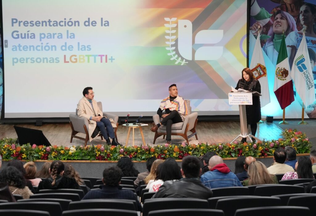 La secretaria general de la CODHEM participa en la presentación de las Guías para la atención de personas LGBTTTI+ en la administración pública, destacando su importancia para garantizar un trato digno y sin discriminación.