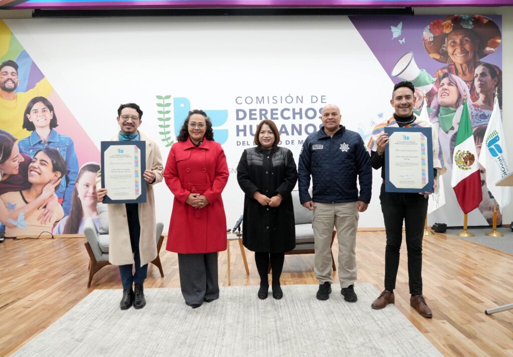 Representantes de la CODHEM y de la sociedad civil posan con los reconocimientos en mano, como símbolo del compromiso institucional con la igualdad, la no discriminación y la dignidad de las personas LGBTTTI+.