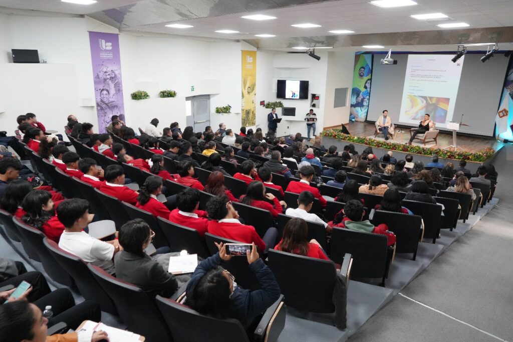 Ricardo Coyotzin Torres, presidente de Fuera Clóset A.C., presenta las guías de atención con perspectiva de derechos humanos para personas de la diversidad sexual y de género, durante el evento organizado por la CODHEM.