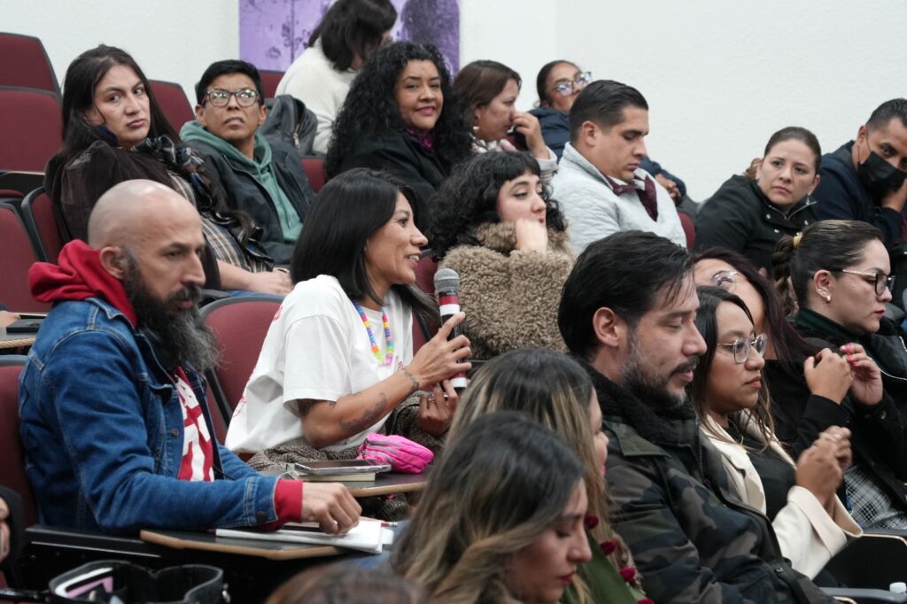Vista general del público asistente a la presentación de las guías, en el marco de las actividades del Mes del Orgullo, con participación de activistas, funcionariado y sociedad civil.
