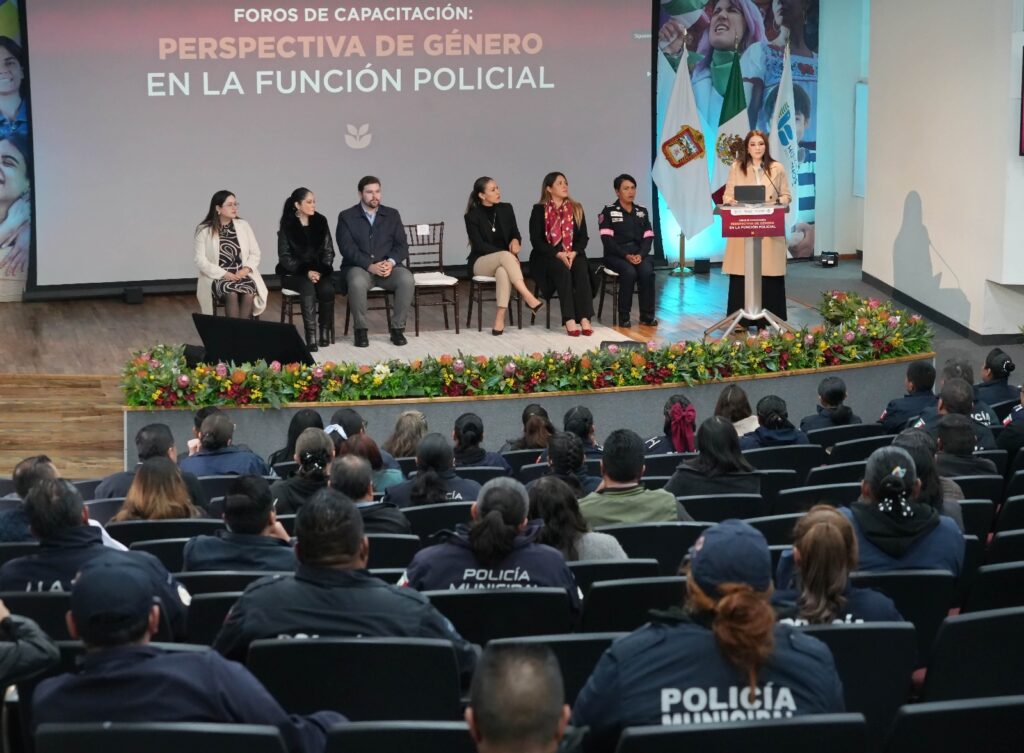 La presidenta de la CODHEM, Myrna Araceli García Morón, dirige un mensaje durante el foro de capacitación, destacando la importancia de una policía sensible y capacitada para atender casos de violencia de género y desaparición.