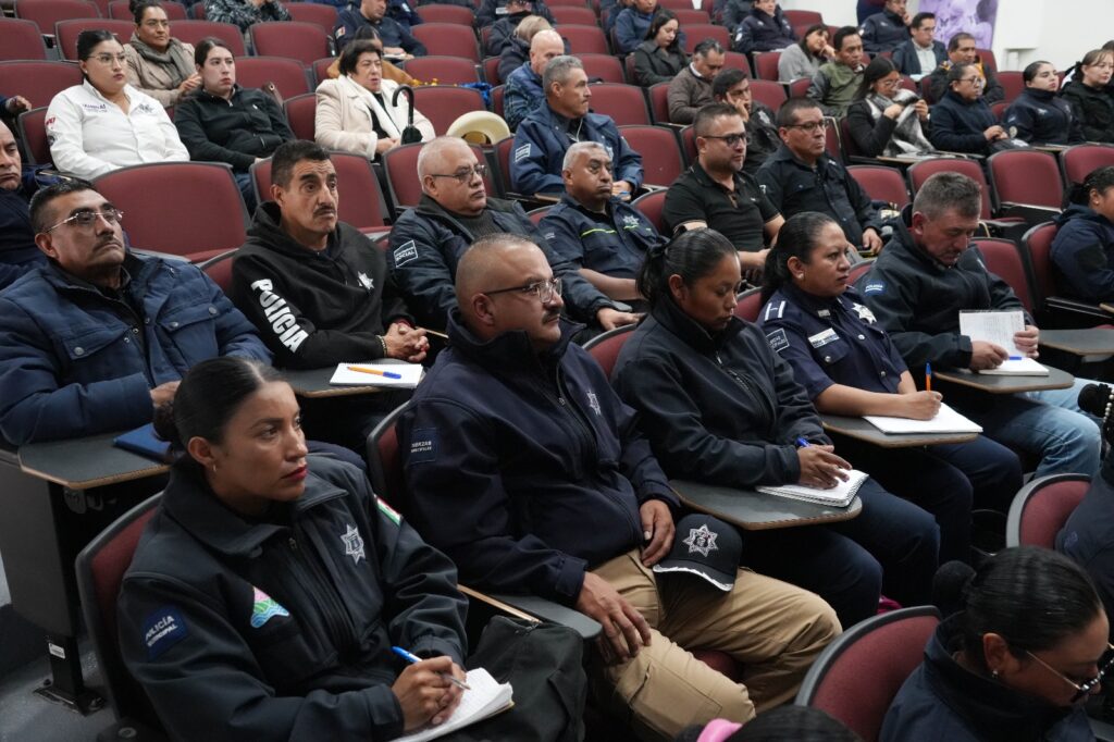 Elementos policiales de distintos municipios del Estado de México participan en el foro de capacitación en la sede de la CODHEM, tomando notas y escuchando con atención las ponencias.