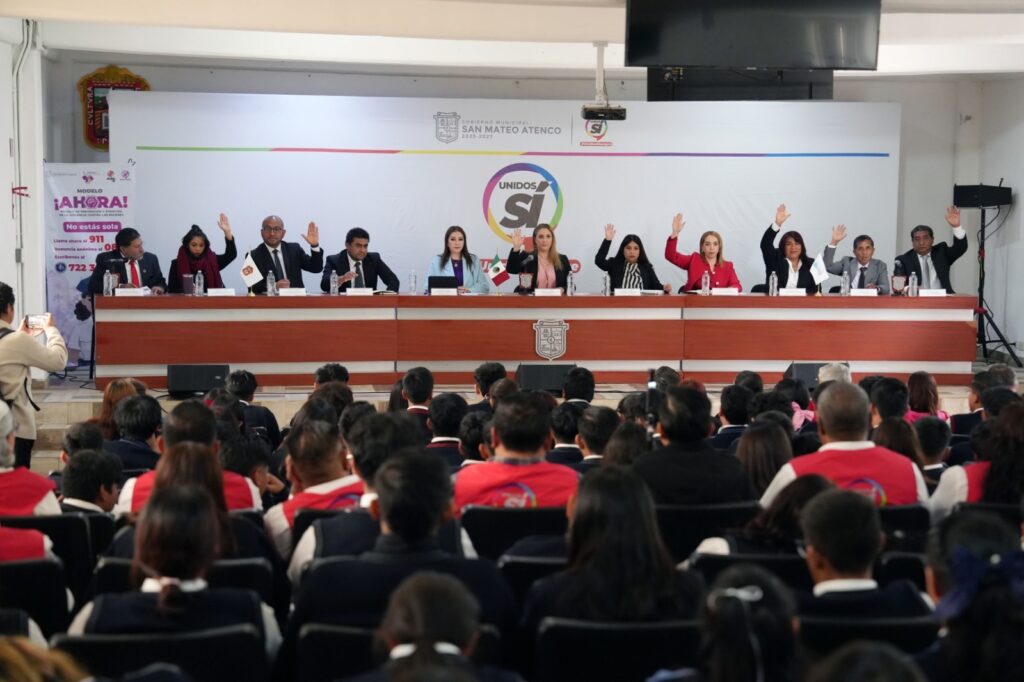 La presidenta de la CODHEM, Myrna Araceli García Morón, entrega el Reconocimiento por Buenas Prácticas en Derechos Humanos a la presidenta municipal de San Mateo Atenco, Ana Aurora Muñiz Neyra, durante la Sesión de Cabildo Abierto.
