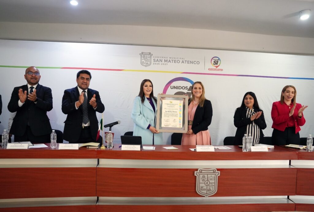 La presidenta municipal Ana Aurora Muñiz Neyra recibe el reconocimiento de manos de la titular de la CODHEM, en un acto que celebra el compromiso del municipio con la dignidad humana.