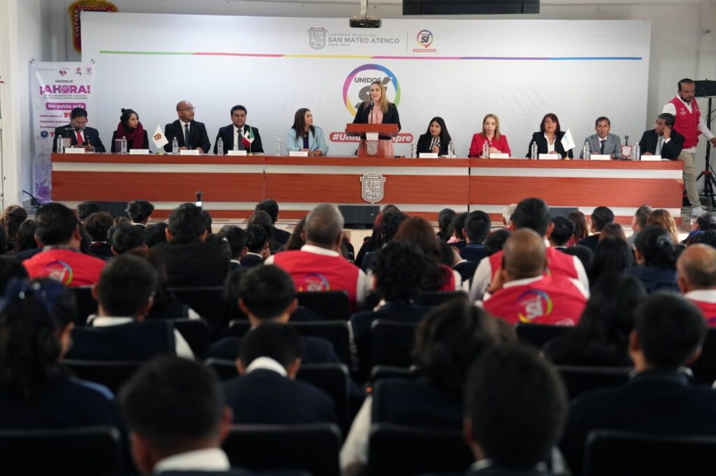 La presidenta municipal de San Mateo Atenco, Ana Aurora Muñiz Neyra, dirige un mensaje durante la Sesión de Cabildo Abierto, agradeciendo el reconocimiento otorgado por la CODHEM.