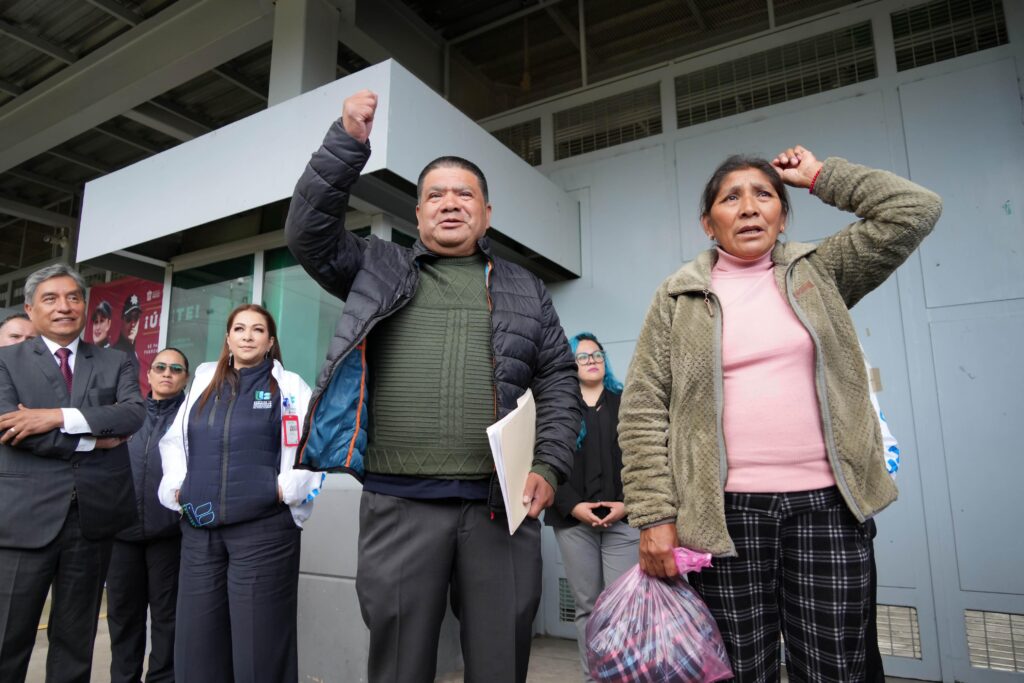 Longino N, de 59 años, sale del Centro Penitenciario de Tenango del Valle tras recibir el beneficio de la amnistía, acompañado por representantes de la CODHEM y su familia.