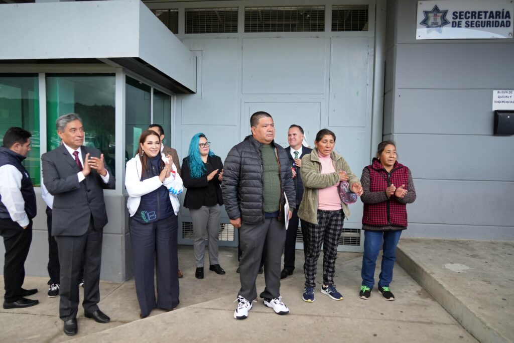 Longino N ve a su esposa al salir en libertad, tras 14 años de reclusión, en un emotivo reencuentro frente al Centro Penitenciario.