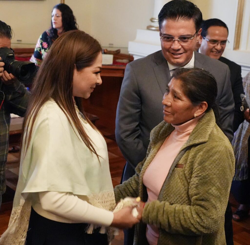 La presidenta de la CODHEM, Myrna Araceli García Morón, abraza a la esposa de Longino N en un gesto de solidaridad y acompañamiento tras su liberación.