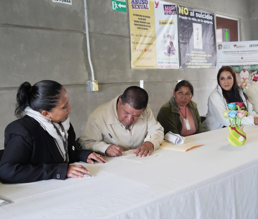 Representantes del Instituto de la Defensoría Pública y la CODHEM revisan el expediente del caso de Longino N como parte del proceso de análisis para la solicitud de amnistía.