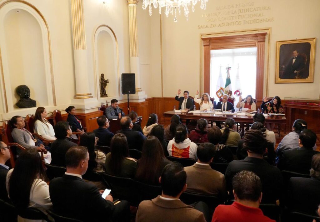 Integrantes de la Sala de Asuntos Indígenas del Poder Judicial del Estado de México durante la sesión en la que se aprobó por unanimidad la amnistía para Longino N.