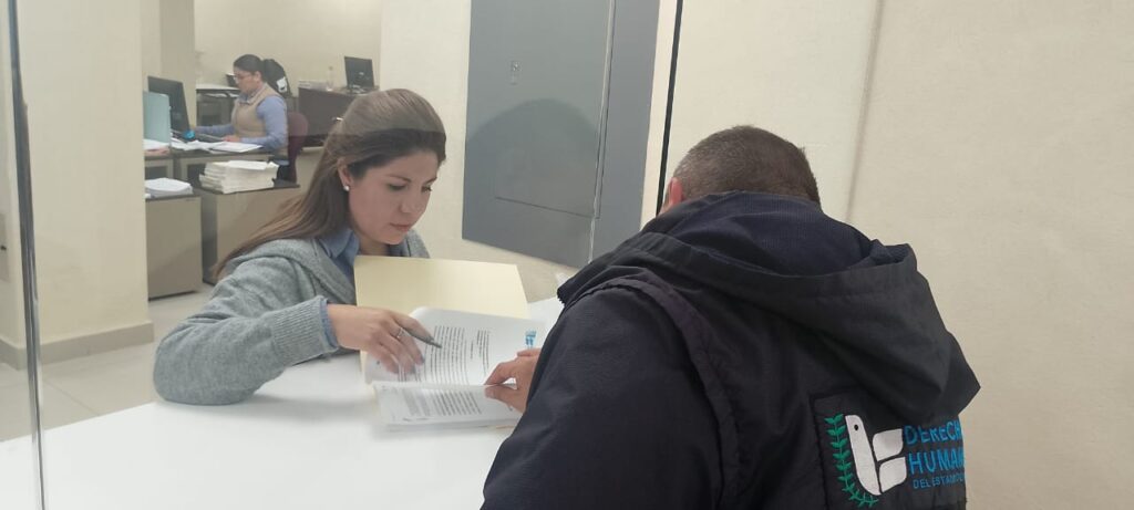 Representante de la CODHEM realiza trámite administrativo en instalaciones judiciales.
