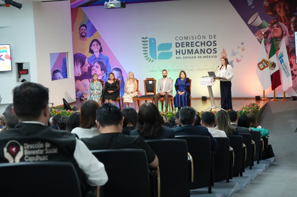 La titular de la CODHEM, Myrna Araceli García Morón, durante su intervención en la conferencia “Derechos Humanos y Diversidad Sexual y de Género”