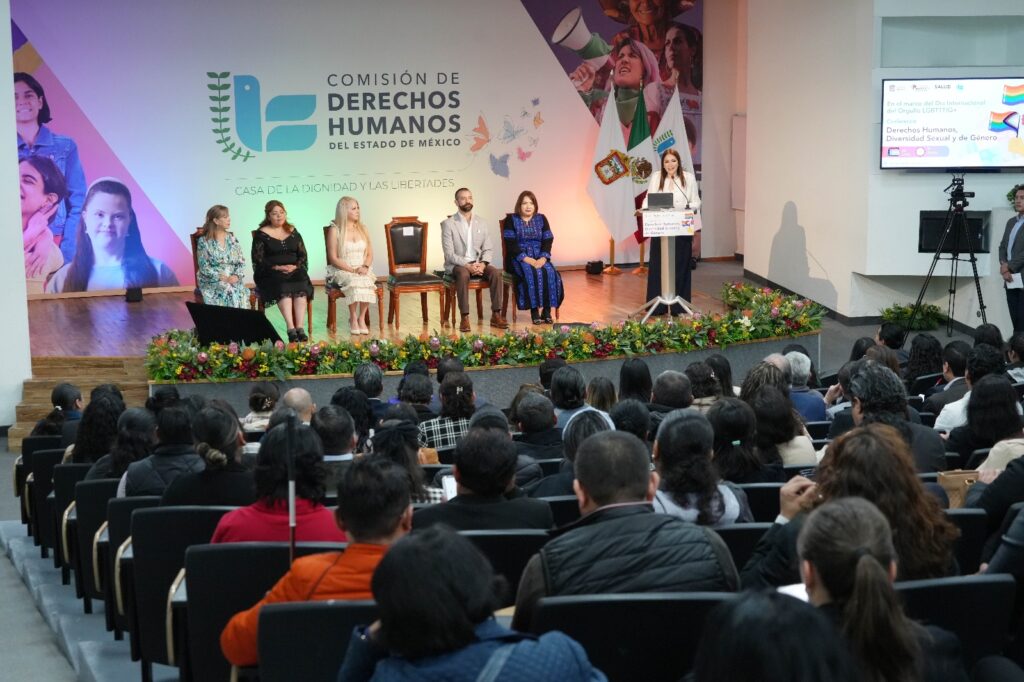 La doctora Belén Benhumea Bahena, subdirectora de Atención a la Discriminación de la CODHEM, impartiendo la conferencia sobre derechos humanos y diversidad sexual, ante un público diverso y comprometido con la inclusión y la equidad en los servicios de salud.