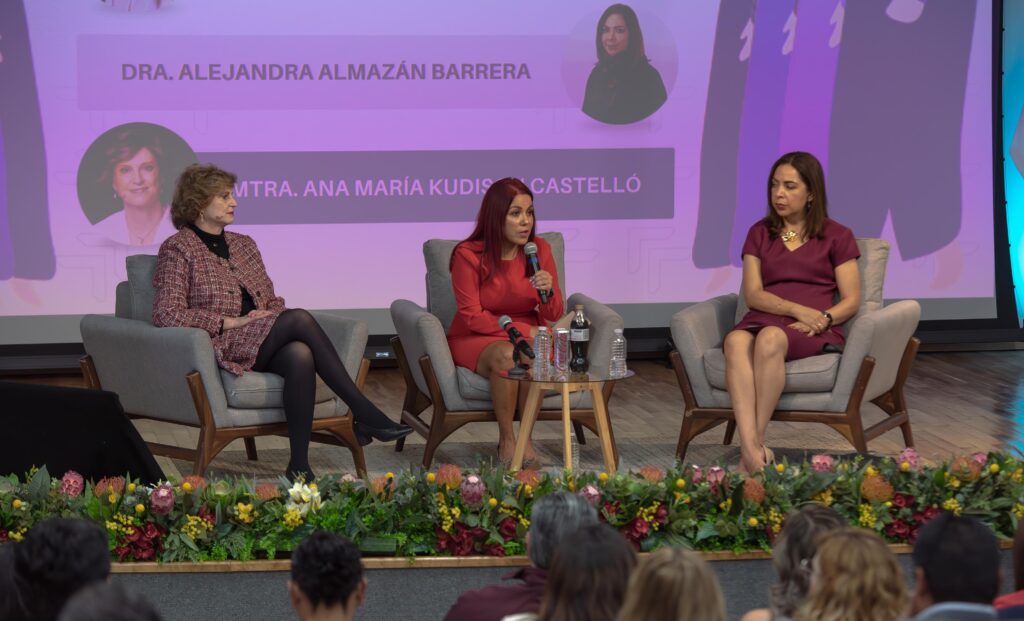 Integrantes del Colegio de Mujeres Abogadas del Estado de México, A.C., junto a autoridades invitadas, durante la inauguración del foro en la sede de la CODHEM.