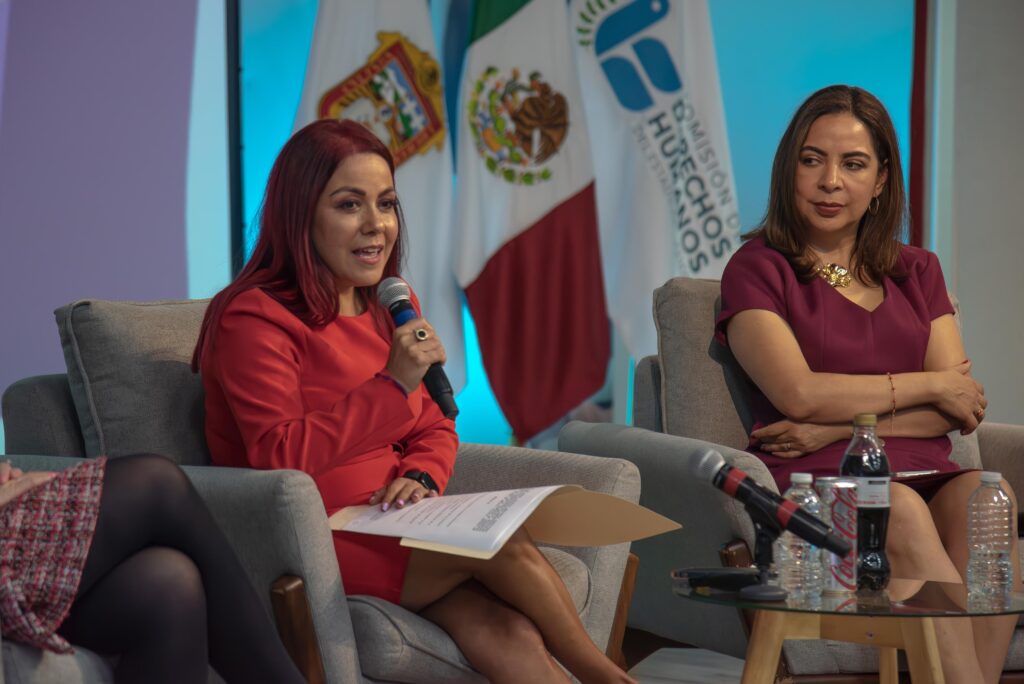 La magistrada Alejandra Almazán Barrera y la presidenta del CMAEM, Sara Razo Montoya, comparten reflexiones sobre justicia con perspectiva de género durante una de las mesas del foro.
