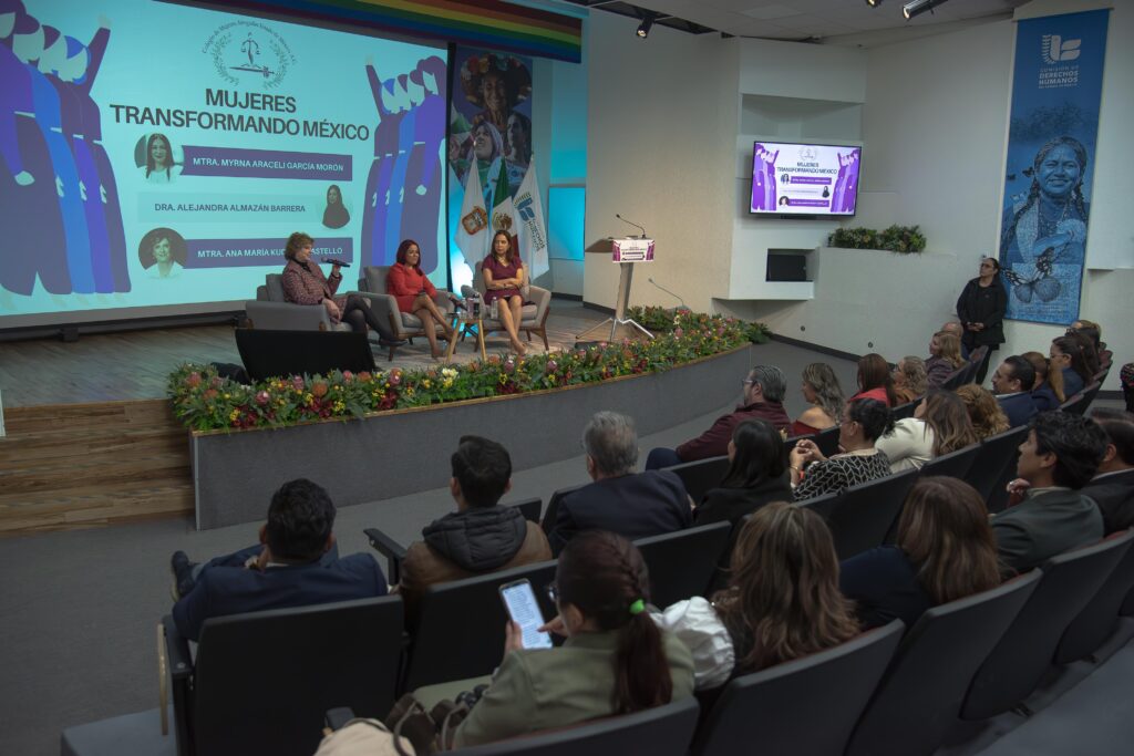 Vista general del auditorio de la CODHEM con asistentes al foro, conformado por mujeres abogadas, activistas, funcionarias y estudiantes de derecho.