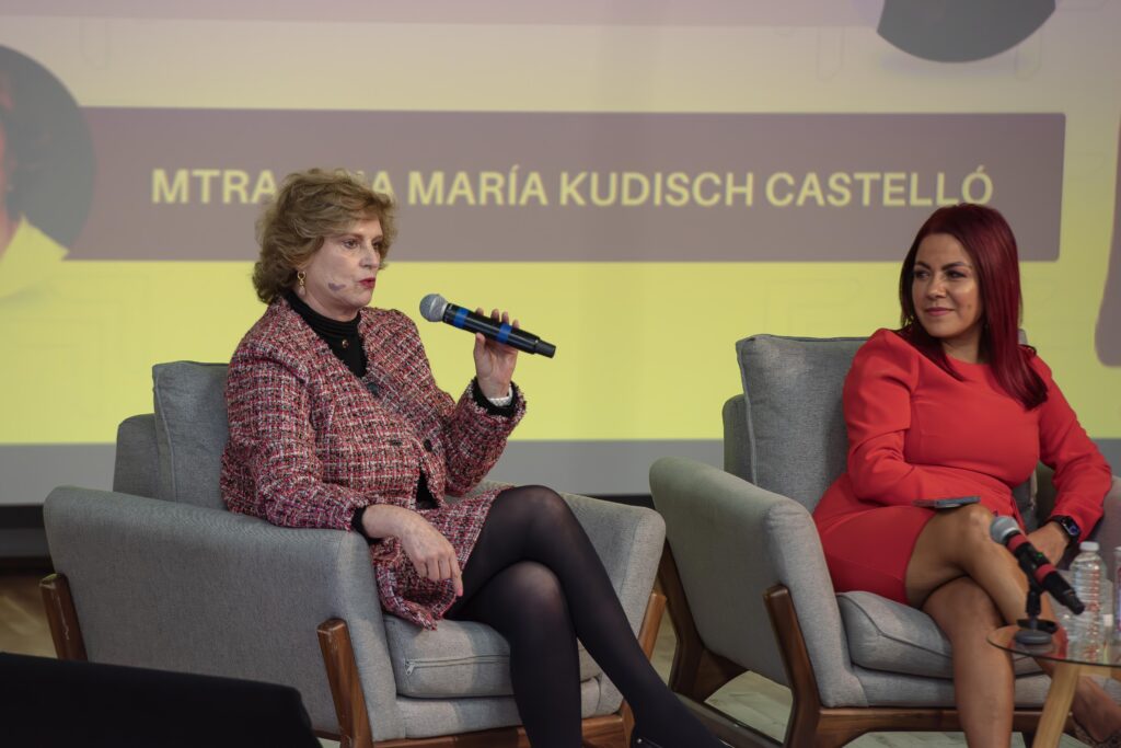 La maestra Ana María Kudisch Castelló, presidenta nacional de la Barra Mexicana, Colegio de Abogados A.C., participa como invitada especial en el foro, acompañada por mujeres juristas.