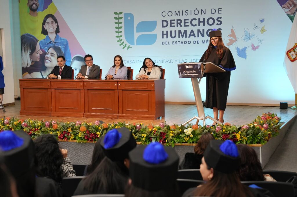 Jessica Terán Aguilar, egresada de la Maestría, ofrece un mensaje en representación de su generación, agradeciendo la formación recibida y reafirmando su compromiso con la defensa de los derechos humanos.