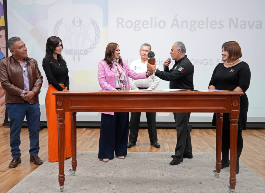 Representantes de organizaciones civiles y académicas intercambian saludos y materiales informativos con personal de la CODHEM, en un ambiente de colaboración y compromiso por los derechos humanos.