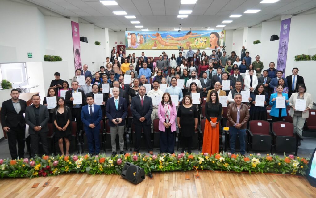 Representantes de instituciones firmantes y organizaciones civiles posan junto a la titular de la CODHEM tras la firma de convenios, como símbolo del compromiso colectivo con los derechos humanos.