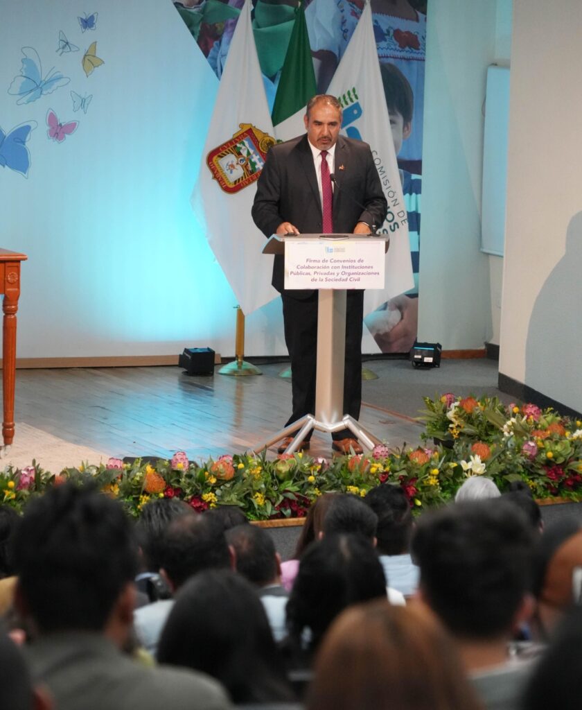 El maestro Cristopher García Cañas, titular del Centro de Conciliación Laboral del Estado de México, firma el convenio de colaboración con la CODHEM, acompañado por autoridades del organismo defensor.