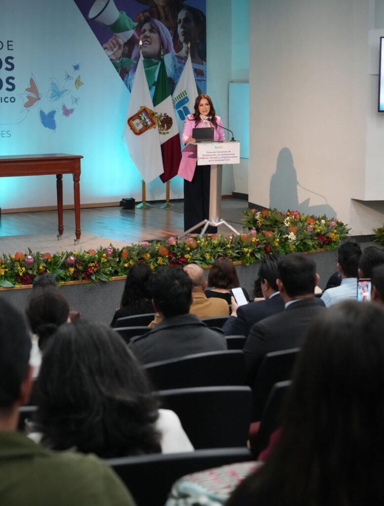 La presidenta de la CODHEM, Myrna Araceli García Morón, firma uno de los 23 convenios de colaboración con representantes de instituciones públicas, privadas y organizaciones de la sociedad civil, en el Auditorio de la Casa de la Dignidad y las Libertades.