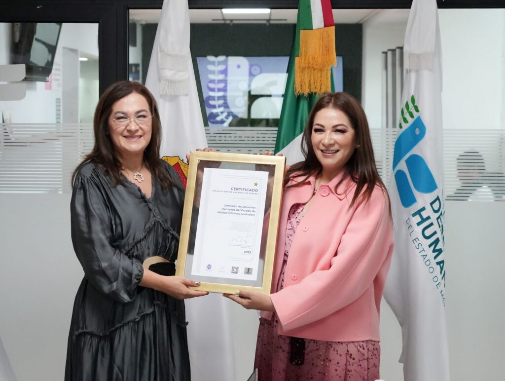 La titular de la CODHEM, Myrna Araceli García Morón, recibe el certificado “Espacio Libre de Violencia de Género” de manos de representantes de Hermas S.C., en un acto protocolario celebrado en Toluca.