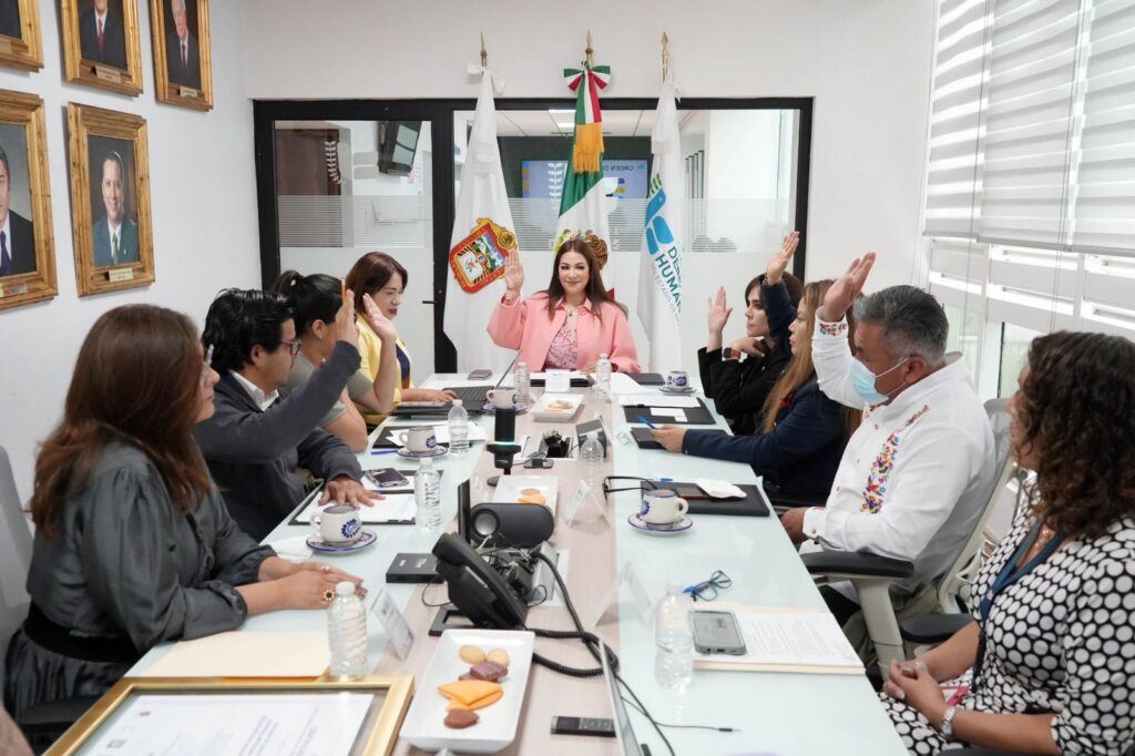 Vista general del evento de entrega de la certificación, con la presencia de integrantes del Consejo Consultivo de la CODHEM, quienes atestiguan el reconocimiento al trabajo con perspectiva de género.