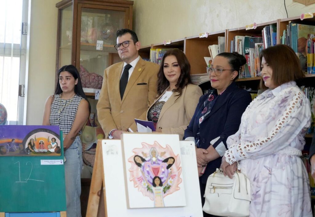 Detalle de una de las ilustraciones de la exposición “Menarquía”, que representa de forma simbólica y artística el proceso de la menarquía desde una perspectiva de empoderamiento y naturalidad.